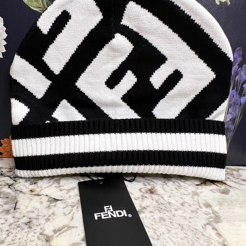 New Fendi Beanie black/white
